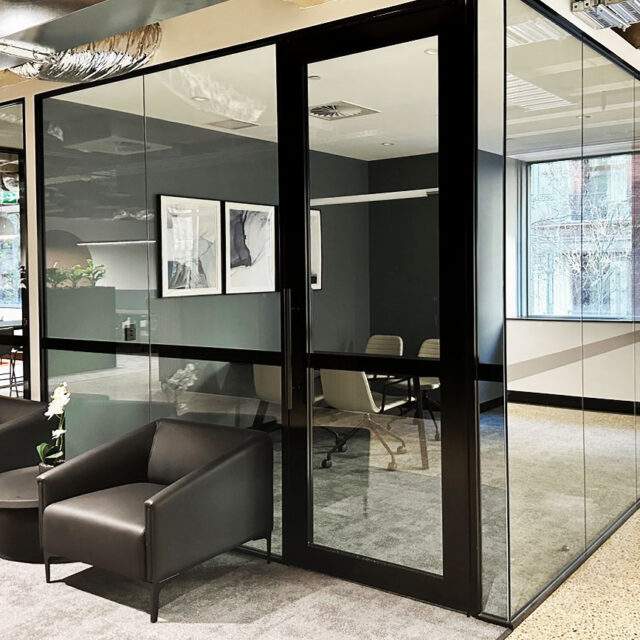 https://kingsoffrosting.com.au/wp-content/uploads/2024/09/Window-Frosting-32-640x640.jpg