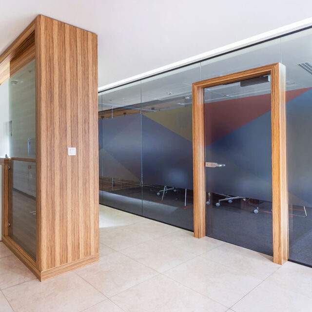 https://kingsoffrosting.com.au/wp-content/uploads/2024/09/Window-Frosting-38-640x640.jpg