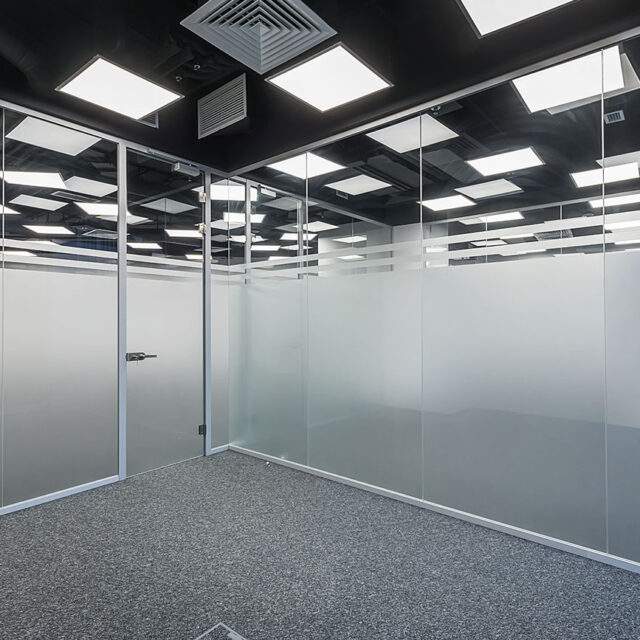 https://kingsoffrosting.com.au/wp-content/uploads/2024/09/Window-Frosting-44-640x640.jpg